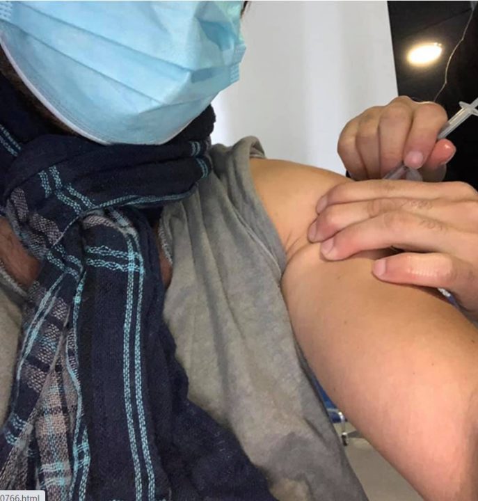 imagem do primeiro SEO do mundo sendo vacinado contra covid